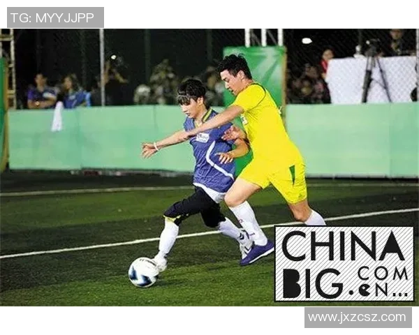 足球明星秀恩爱接吻瞬间盘点甜蜜时刻引发热议与粉丝互动